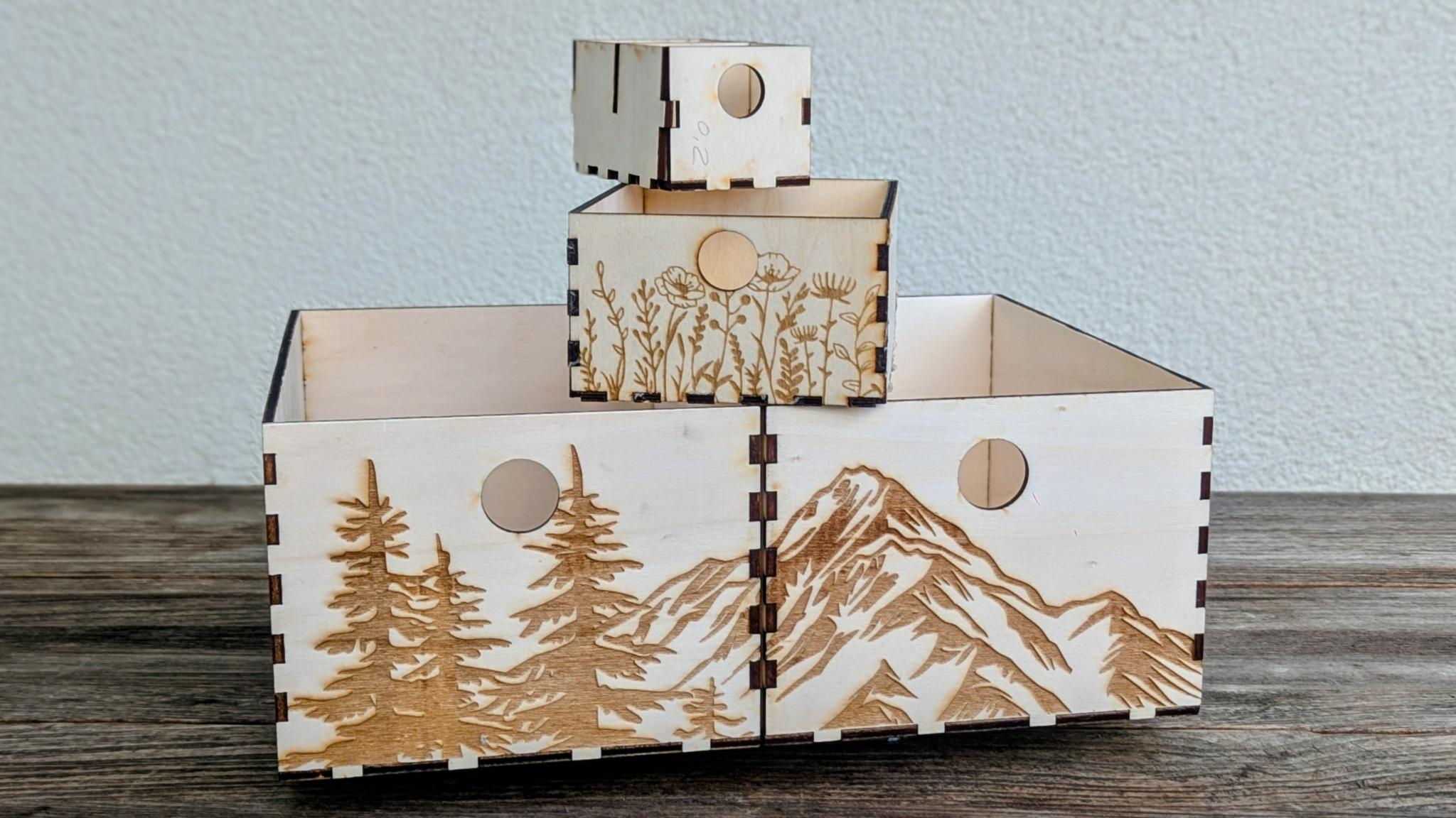 Fertige Holzkisten in verschiedenen Größen und Designs
